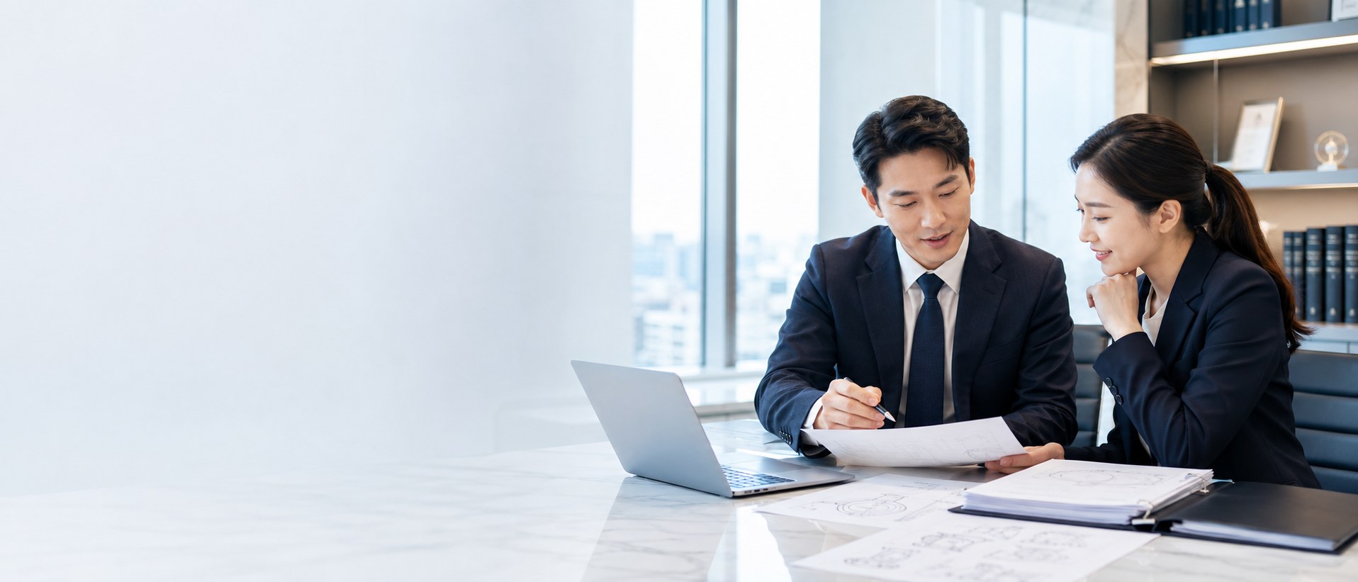 특허 자료를 검토하는 변리사 상담 장면